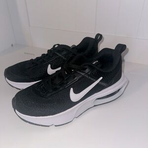 Boys Nike shoes. Worn once size 3Y